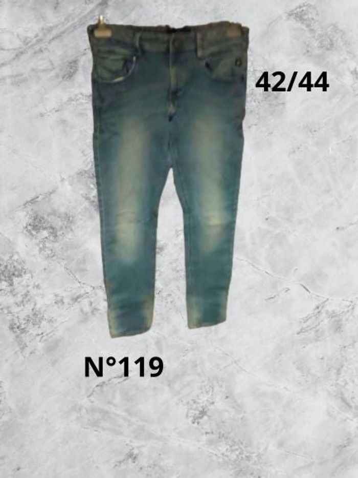 N°119 Jean bleu clair T42/44. C&A. Taille haute, coupe droite.