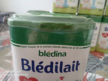 8 boites de lait de 800g en poudre jamais ouvert