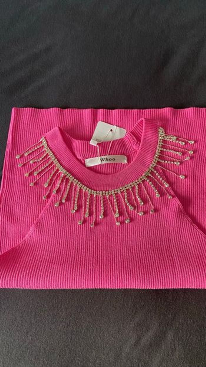 👚 Top rose fuchsia avec col bijou strass – Neuf avec étiquette