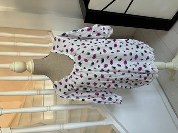 Blouse crème et rose à motifs bouches roses et yeux gris