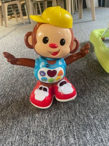 Singe musical et roulant tech