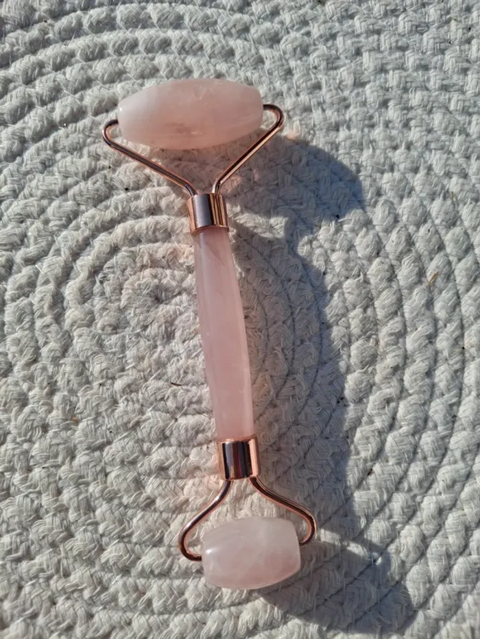 Roller de Massage en Quartz Rose – Neuf & Élégant - photo numéro 2