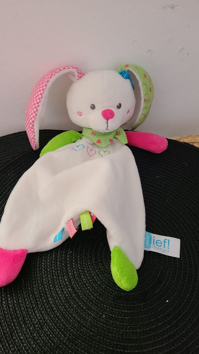 Doudou plat lapin LIEF ! blanc rose vert bleu coeur 28 cm - photo numéro 2