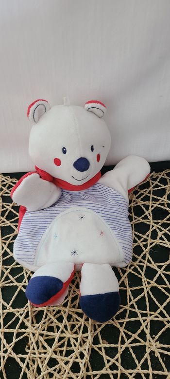Doudou marionnette ours blanc rayures bleues écharpe rouge Sucre d’Orge
