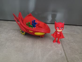 Figurine Bibou avec son véhicule Pyjamasques