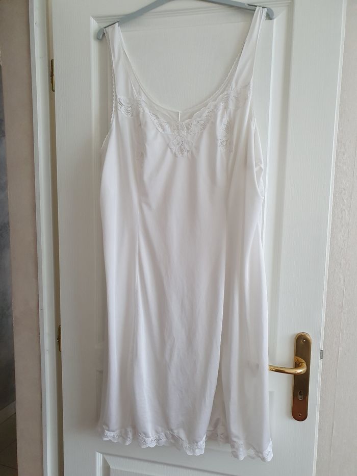 Fond de robe blanc avec dentelles taille 58