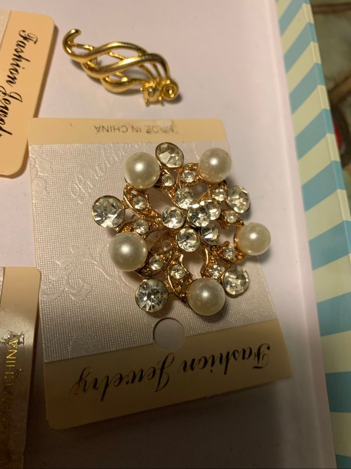 5 broches dorées et strass - photo numéro 3