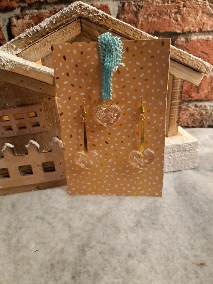 Boucles d'oreilles pendante avec pendentif assortie en résine florale