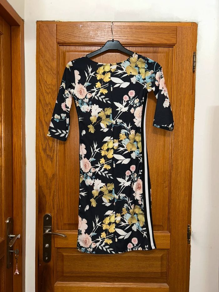Robe noire à motif fleuri - photo numéro 2