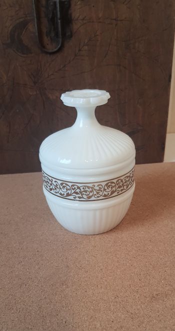 Poudrier "Avon" en verre de lait des années ~1970