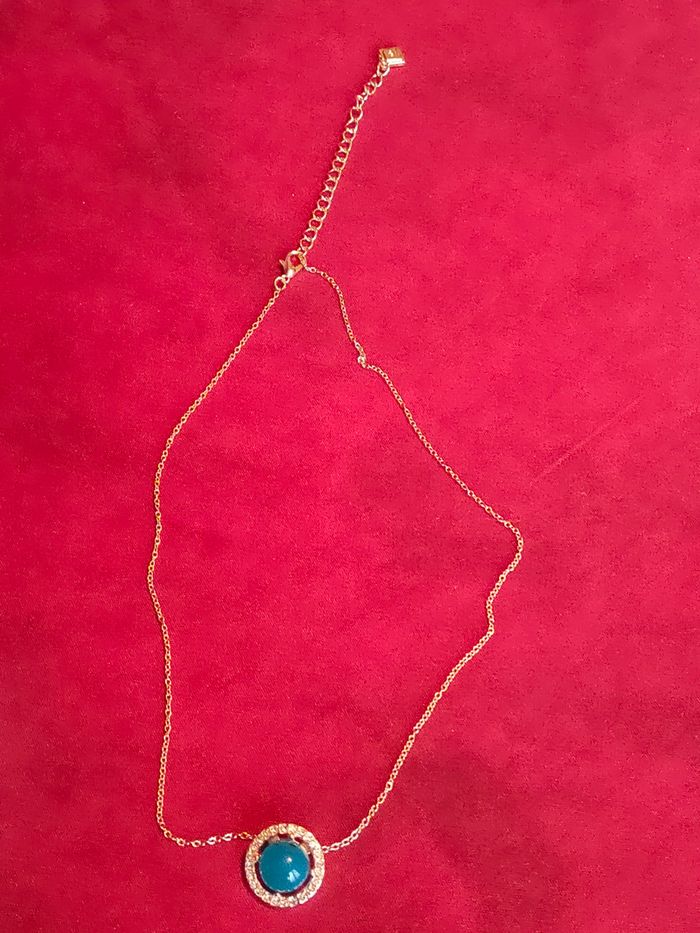 Collier véritable article Pierre Cardin orné d'une véritable pierre agate