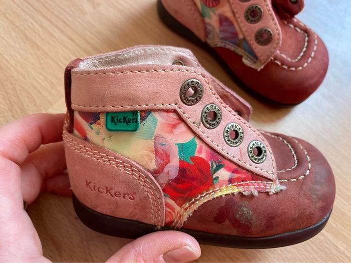 Belle paire de chaussures/bottines en cuir Kickers rose avec hologramme T. 21 fille - photo numéro 6