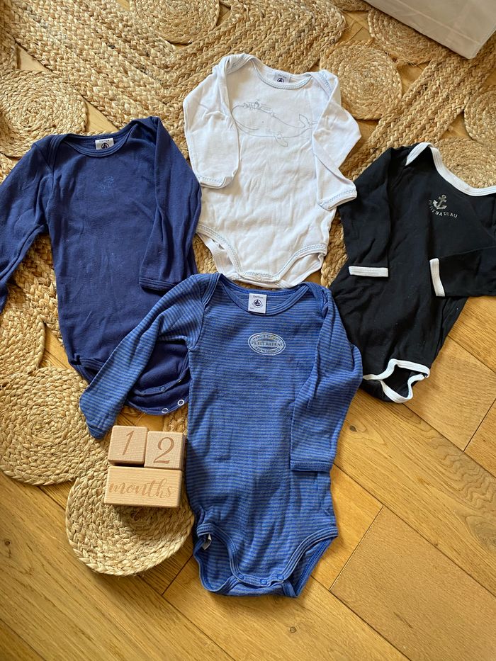 Lot de 4 bodys taille 12 mois petit bateau