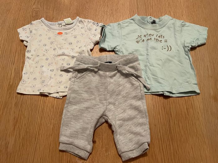 Lot de 2 t-shirt et un jogging taille 1 mois