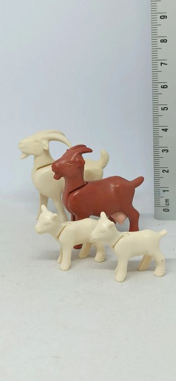 Bouc et chevreaux blancs avec chèvre marron playmobil