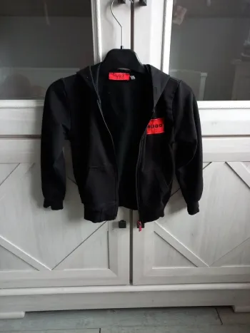 Veste à capuche noire