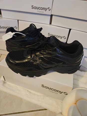 Paire Saucony Omni 9 noir taille 45 neuves