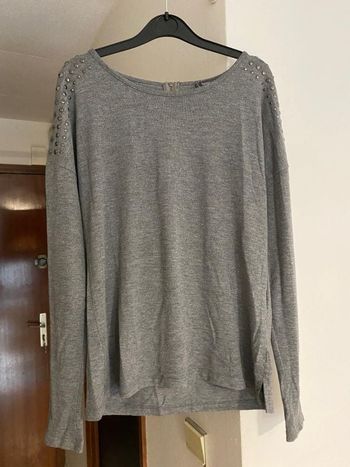 Pull fin gris avec clous sur les épaules