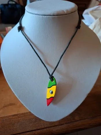 Collier pendentif "planche de surf" style reggae