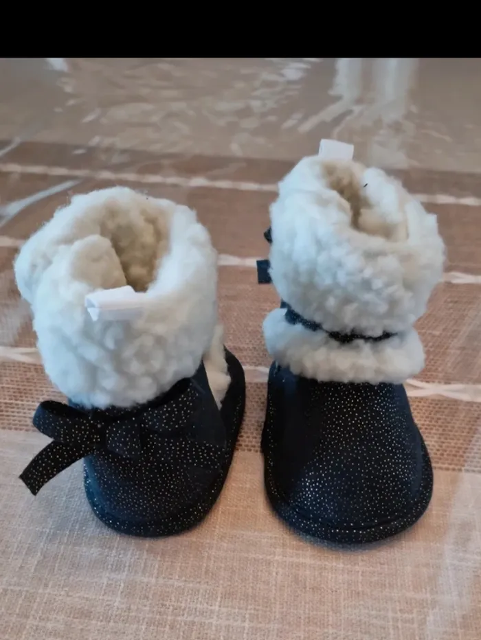 Bottines fourrées bébé bleues avec paillettes dorées 3-6 mois GEMO neuf - photo numéro 3