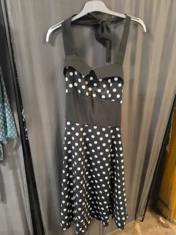 304312 robe noir a poids blanc L