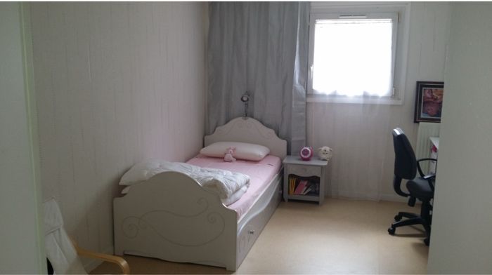 Lit et table de chevet fille