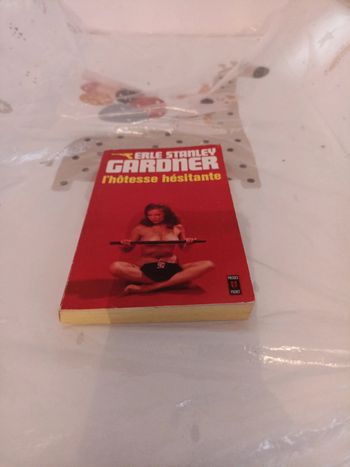 L hôtesse hésitante