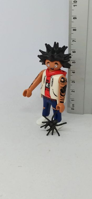 Homme arachnophobe avec araignée playmobil