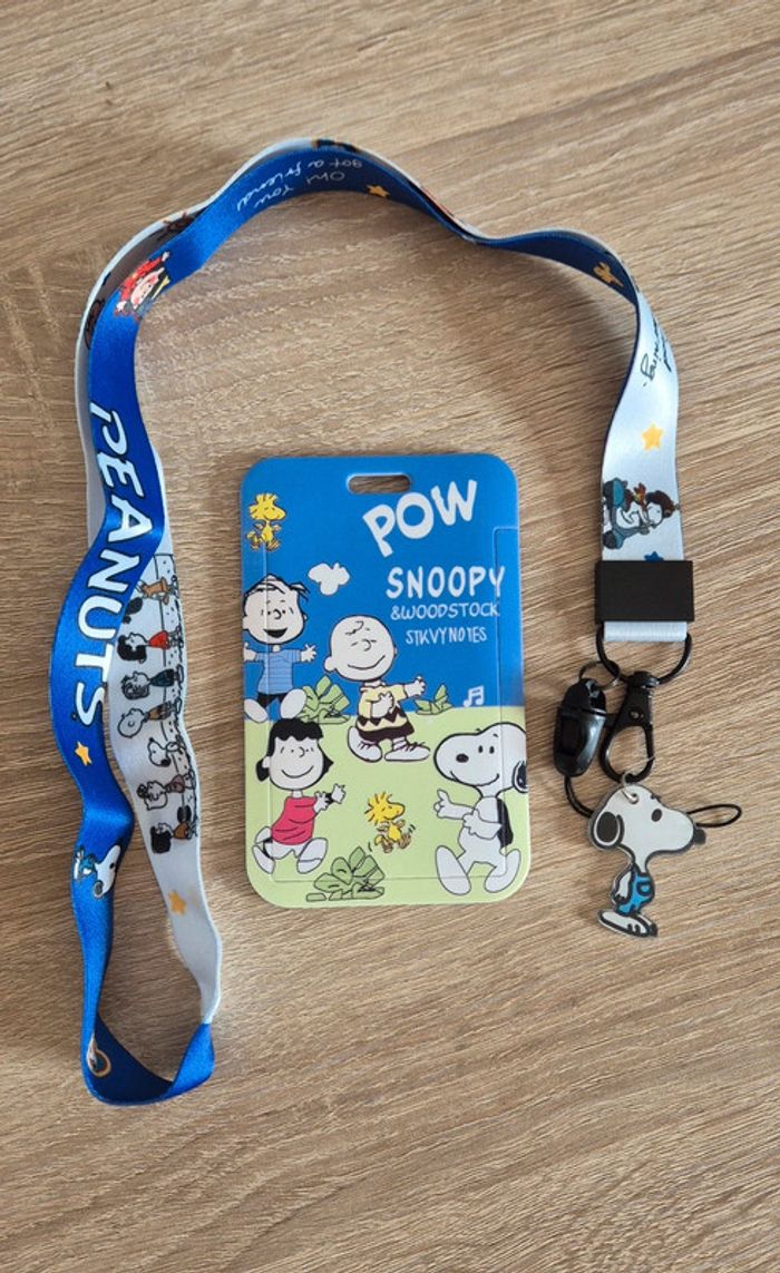 Porte carte d'identité Snoopy avec lanière fantaisie.
