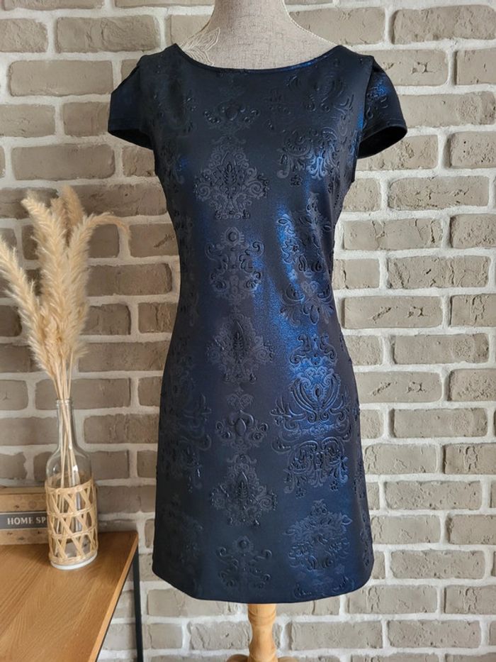 Magnifique robe noir à reflets bleu irisé Promod avec motifs