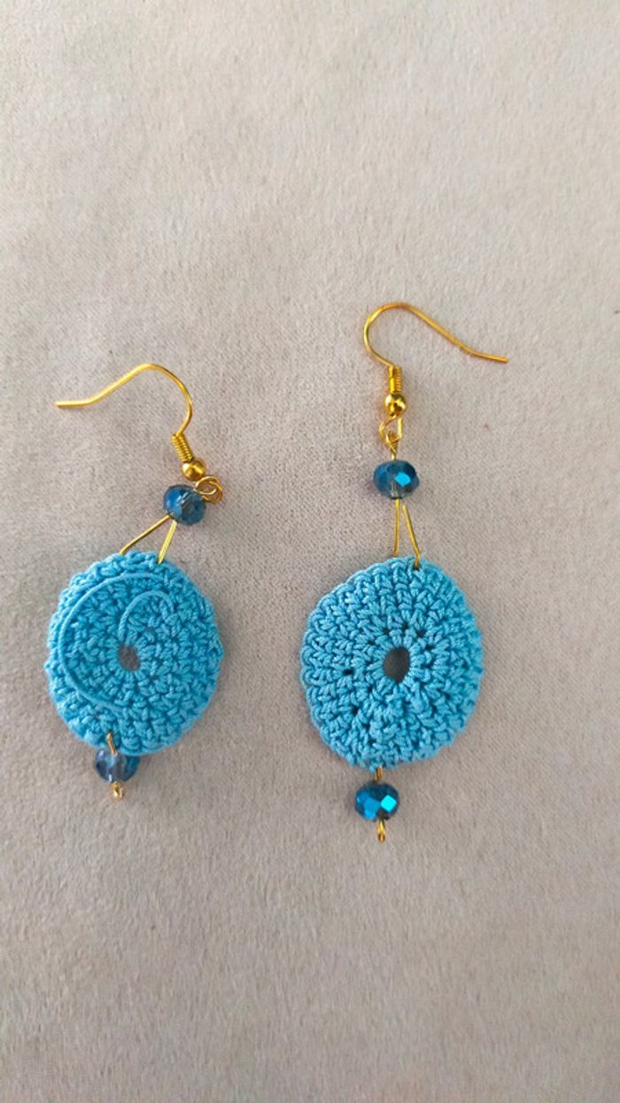 Boucles d’oreilles crochet bleu ciel & perles facettées – Fait main - Collection Brume Bleue - photo numéro 5