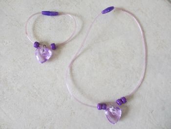 Ensemble collier + bracelet cœurs violets en plastique