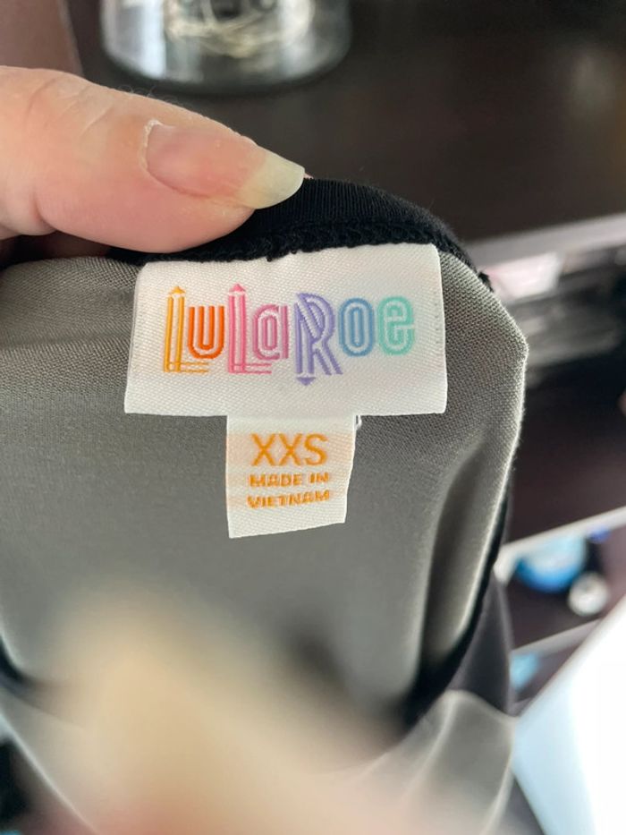 T-shirt noir et gris TXXS Lularoe Neuf avec étiquette - photo numéro 4