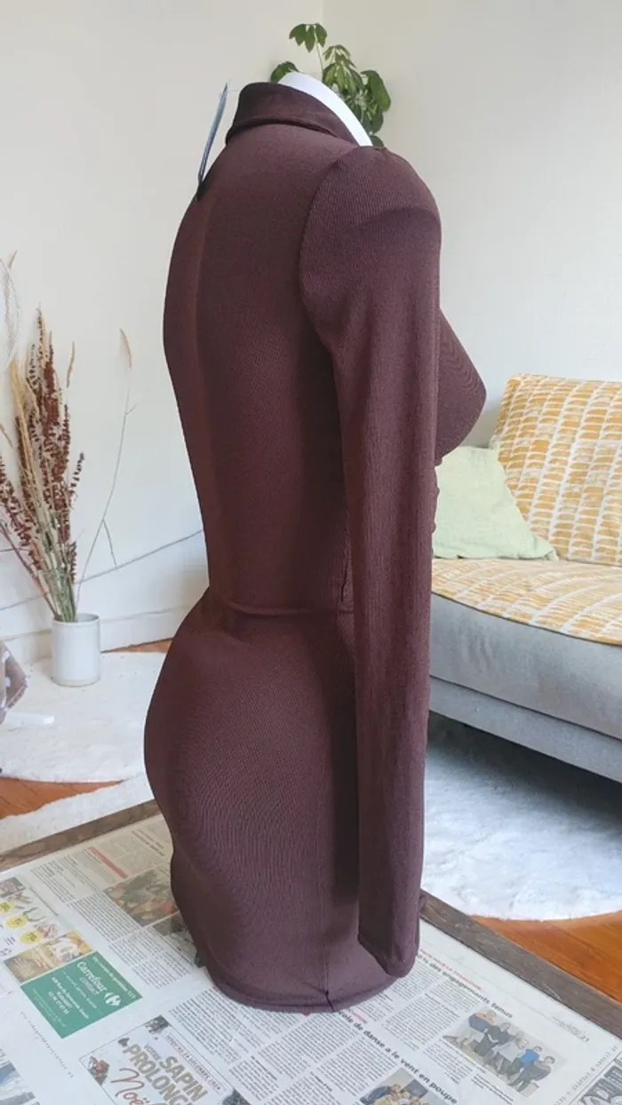 Mini robe moulant marron bouton manches longues - photo numéro 5