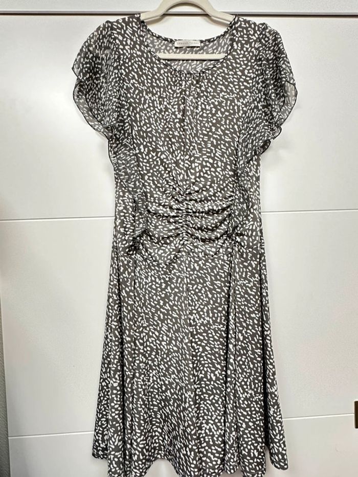 Robe Armand Thiery taupe et blanche