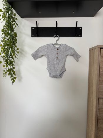 Body gris Primark taille naissance 