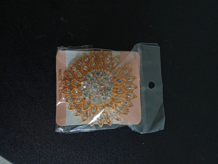 Broche dorée ronde - photo numéro 4