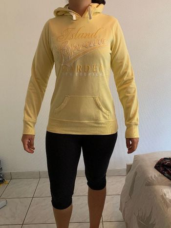 Pull à capuche jaune