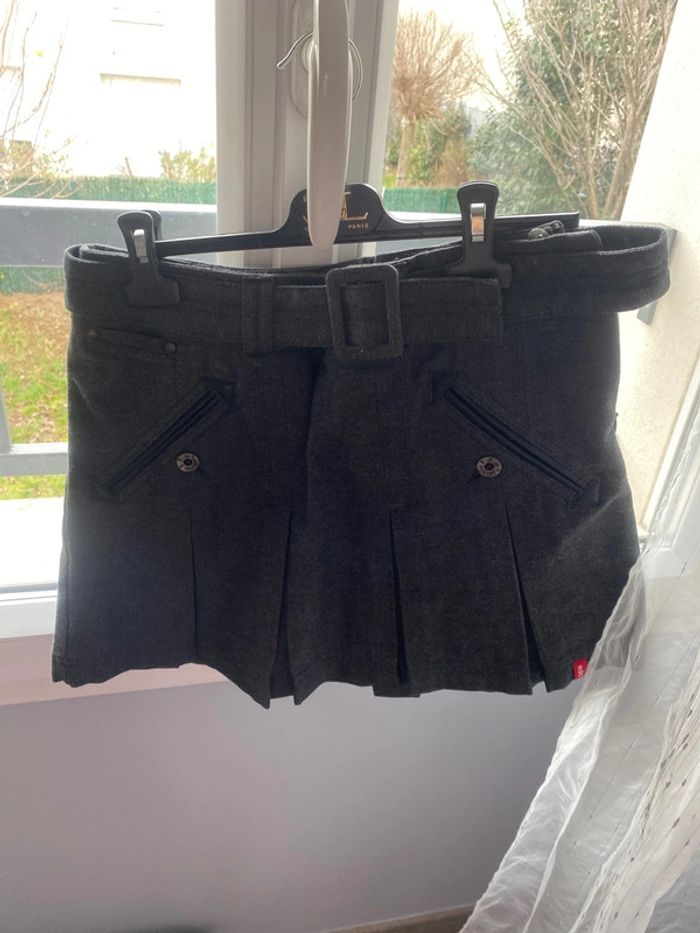 Jupe es petit neuve taille 34