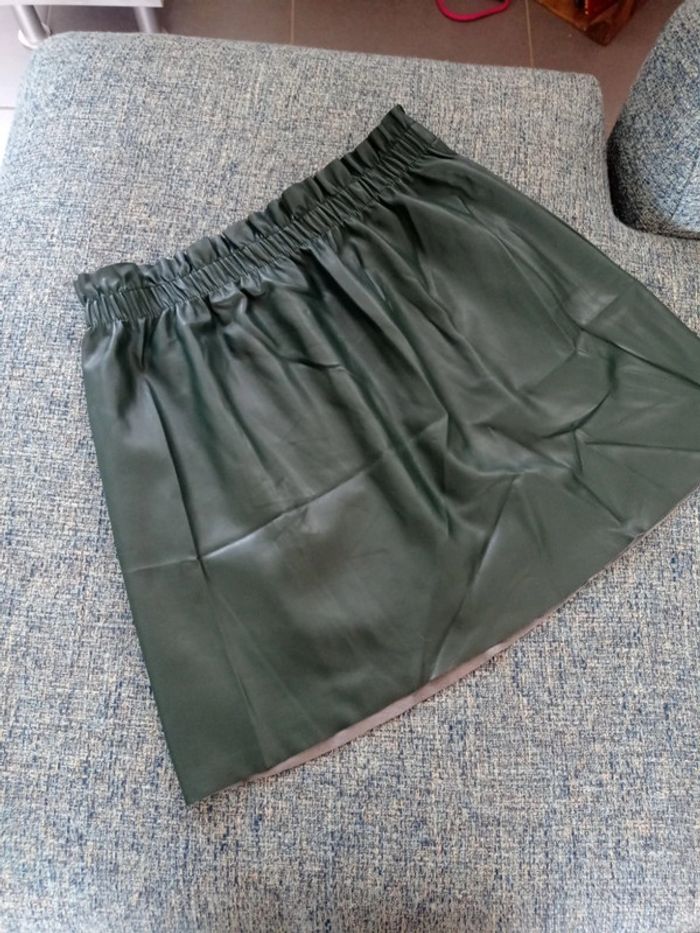 Mini jupe simili cuir de la couleur verte