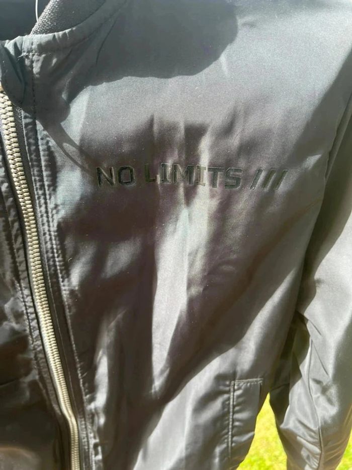Blouson noir jamais porté taille 9-10ans - photo numéro 3