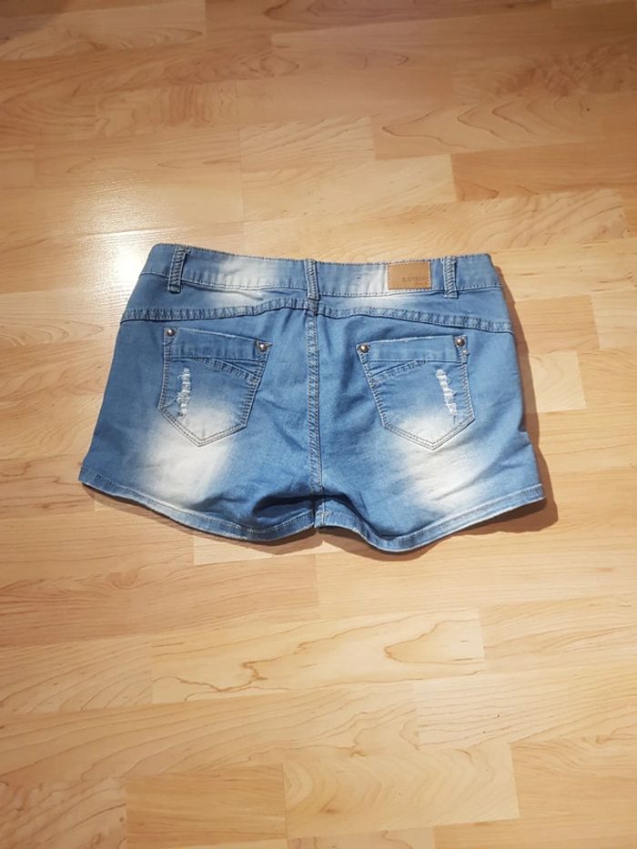 Short en jeans effet délavé avec strass - photo numéro 2