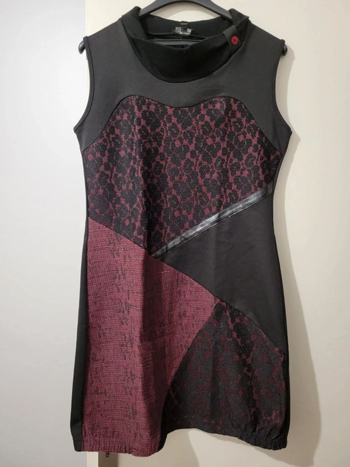 Robe rouge noire
