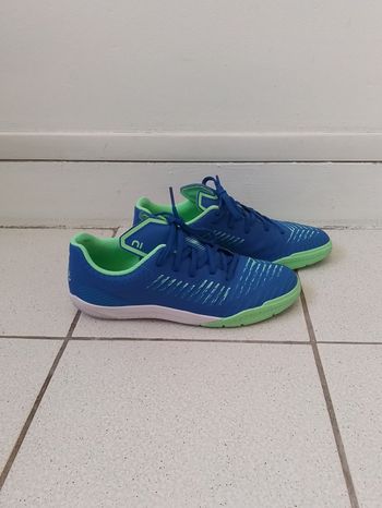 Paire de chaussures futsal. GINKO 500