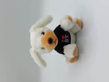 Peluche doudou chien blanc beige City Merchandise tee-shirt noir I love NY 16 cm