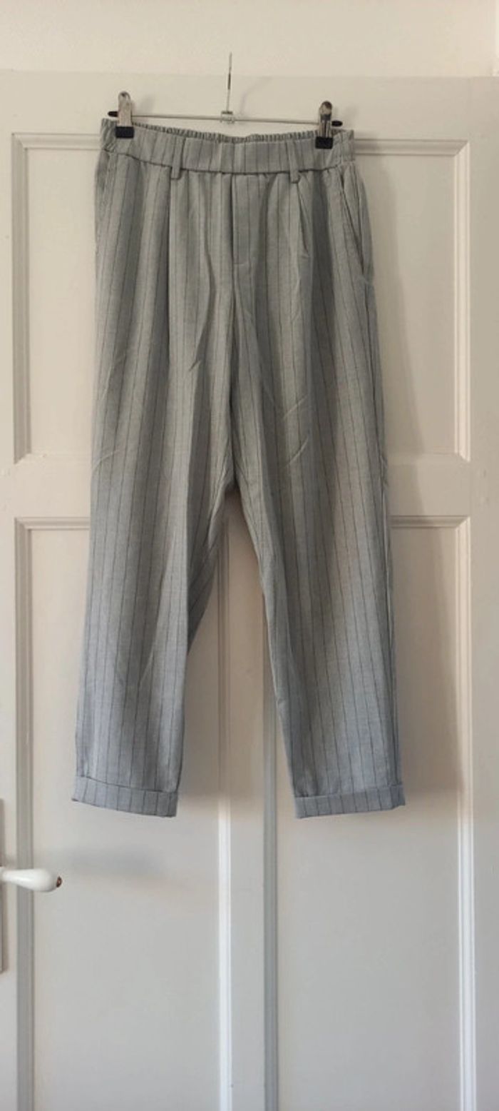 Pantalon droit gris rayé blanc bershka 38