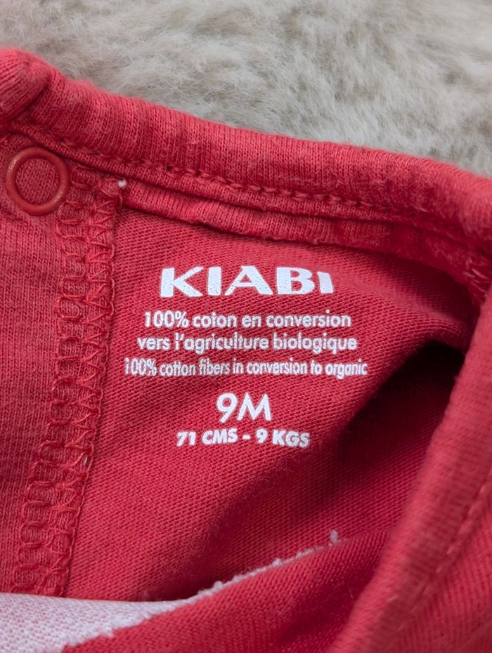 T-shirt Kiabi 9 mois – rouge “Bisous” – coton bio – très bon état - photo numéro 3