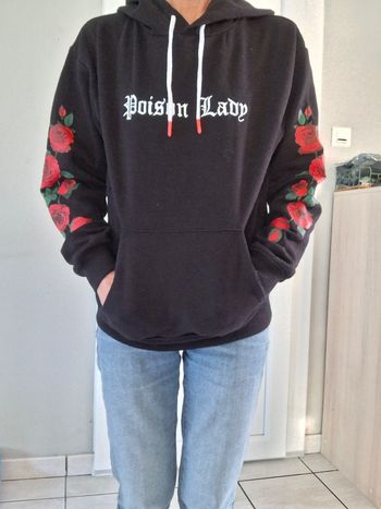 Sweat noir avec roses xs