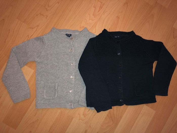 Lot gilets Kiabi Marine / Gris, pailletés sur le haut. 3 ans.