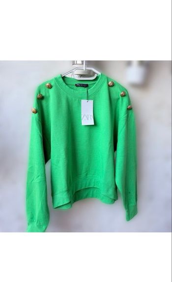 Sweat Zara vert éclatant, orné de boutons dorés